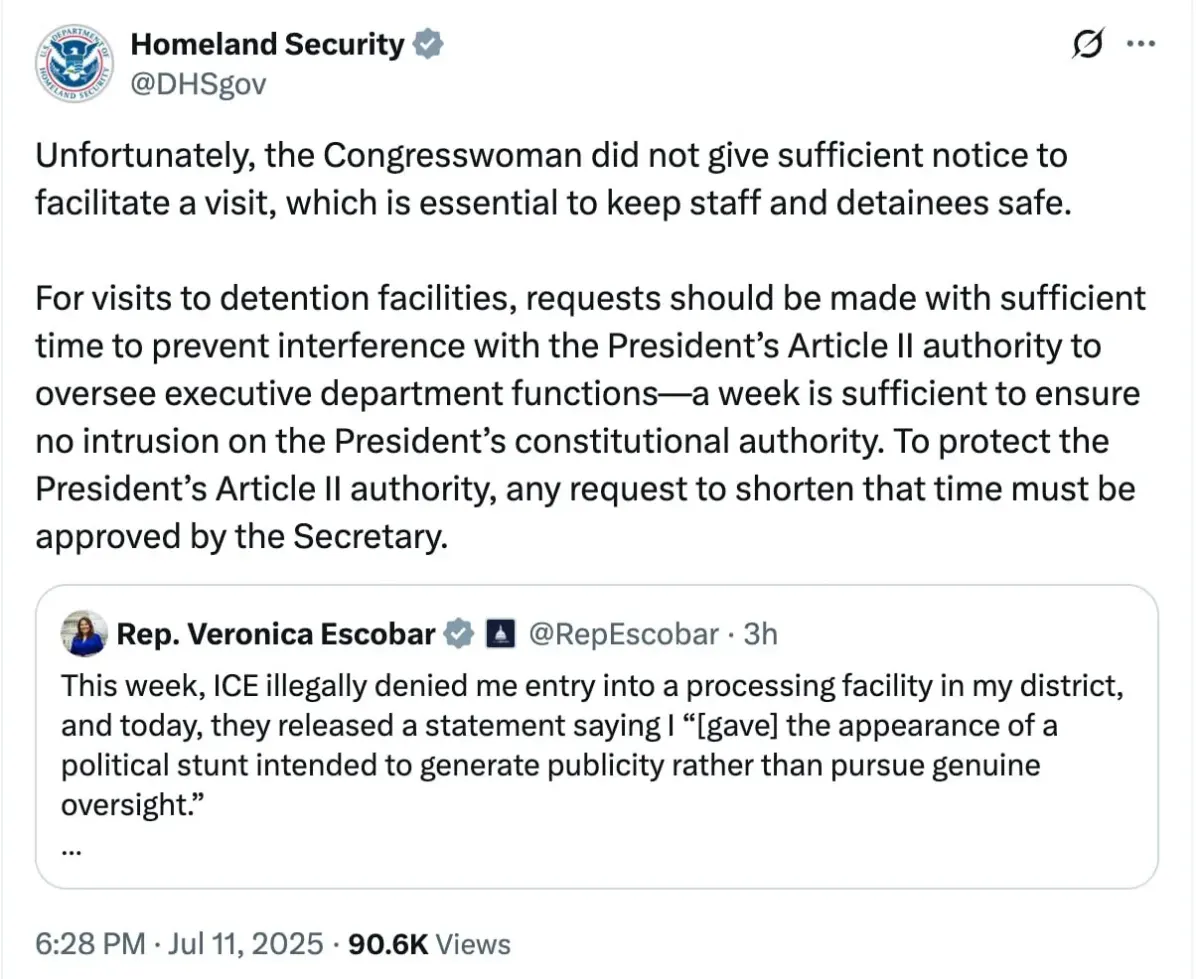 Скриншот публикации DHS о сроках запроса на посещение учреждения и ответе Rep. Veronica Escobar Скриншот публикации DHS о сроках запроса на посещение учреждения и ответе Rep. Veronica Escobar